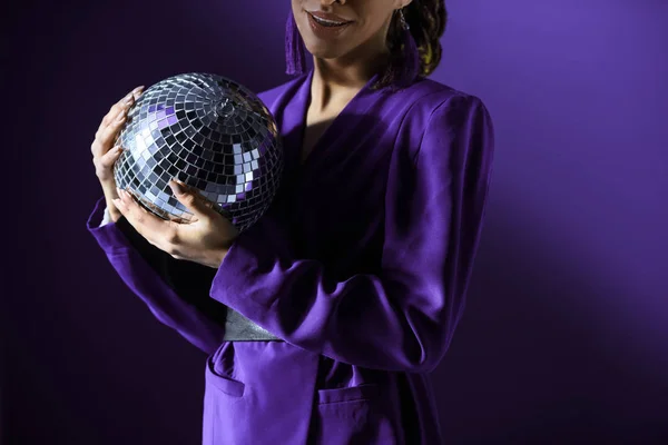 Vista Cortada Menina Posando Casaco Roxo Moda Com Bola Discoteca — Fotografia de Stock