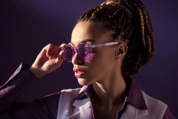 Elegante Chica Afroamericana Posando Gafas Sol Púrpura Aislado Púrpura — Foto de Stock