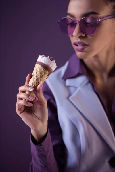 Vackra Afrikanska Amerikansk Flicka Trendiga Ultra Violett Solglasögon Tittar Glass — Stockfoto