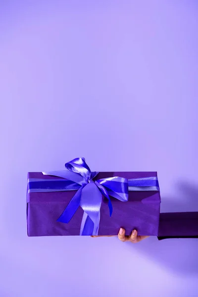 Обрізаний Вид Жіночу Руку Тримає Фіолетовий Подарунок Ізольований Ультрафіолетовому — стокове фото