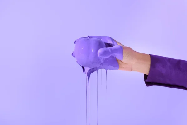 Обрізаний Вид Жінку Тримає Яблуко Фіолетовій Фарбі Ізольовано Ультрафіолетовому — стокове фото