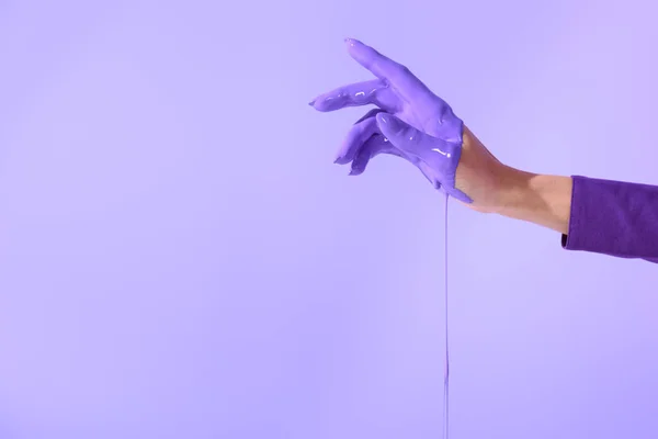 Uitgesneden Zicht Elegante Vrouwelijke Hand Paarse Verf Geïsoleerd Ultra Violet — Stockfoto