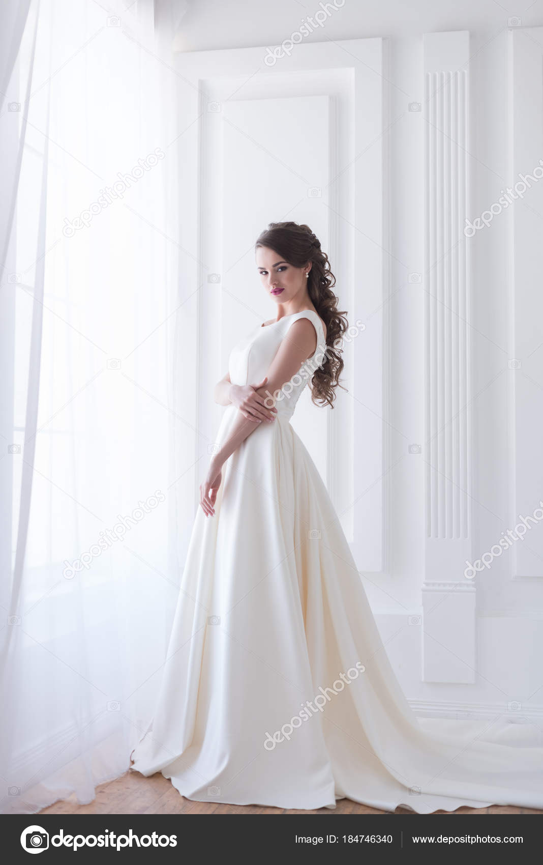 Attractive Bride Wedding Dress — Stock Photo