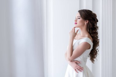 düşünceli genç gelin gelinlik