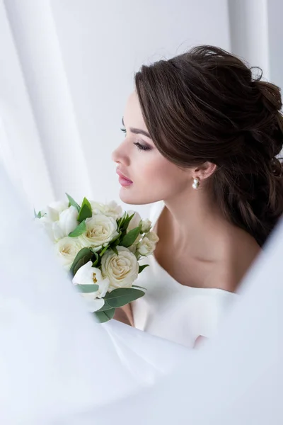 Young Brunette Bride Holding Wedding Bouquet — Stock Photo, Image