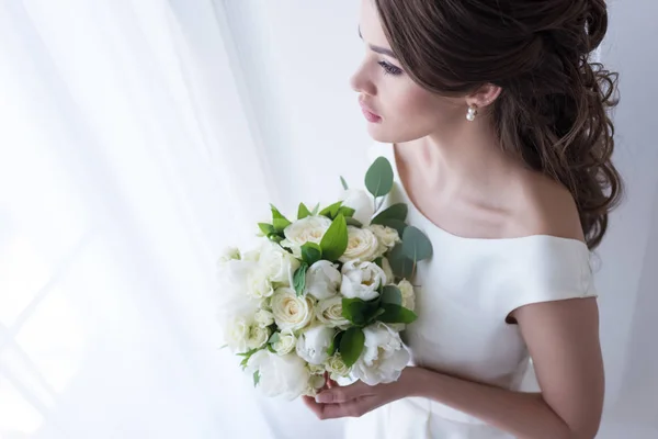 有魅力的新娘在传统礼服举行婚礼花束 — 图库照片