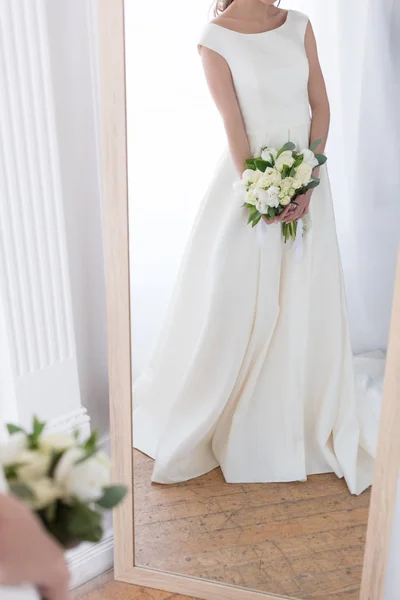 Vista Cortada Reflexão Noiva Vestido Tradicional Com Buquê Casamento Espelho — Fotografia de Stock
