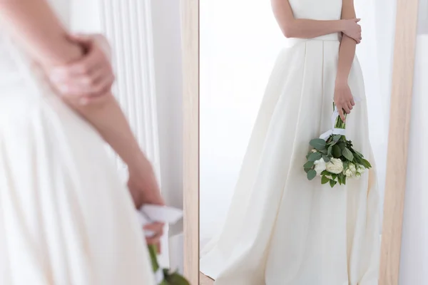 Vista Recortada Novia Vestido Tradicional Con Ramo Boda Mirando Reflejo —  Fotos de Stock