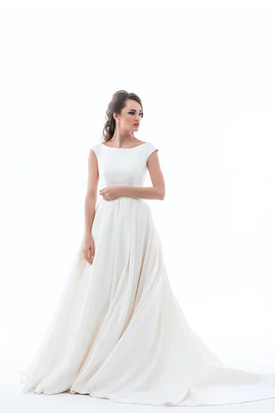 白で隔離の伝統的なウェディング ドレスでポーズをとって魅力的なエレガントな花嫁 — ストック写真