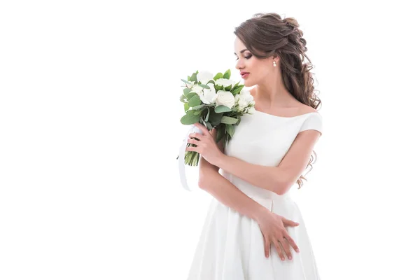 Κομψό Νύφη Θέτοντας Παραδοσιακό Λευκό Φόρεμα Γαμήλια Ανθοδέσμη Απομονώνονται Λευκό — Φωτογραφία Αρχείου