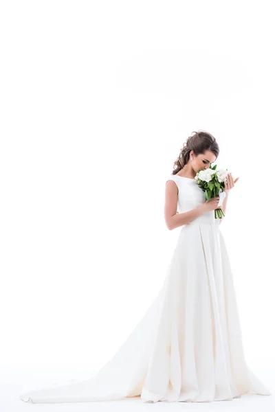 Νεαρή Νύφη Κομψό Λευκό Φόρεμα Sniffing Γαμήλια Ανθοδέσμη Απομονώνονται Λευκό — Φωτογραφία Αρχείου