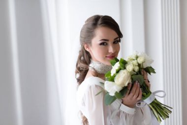 zarif gülümseyen gelin düğün buketi ile 