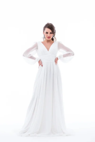 Привлекательная Невеста Позирует Традиционном Свадебном Платье Изолированные Белом — стоковое фото