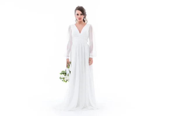 Καυκάσιος Νύφη Θέτοντας Κομψό Λευκό Φόρεμα Γαμήλια Ανθοδέσμη Απομονώνονται Λευκό — Φωτογραφία Αρχείου