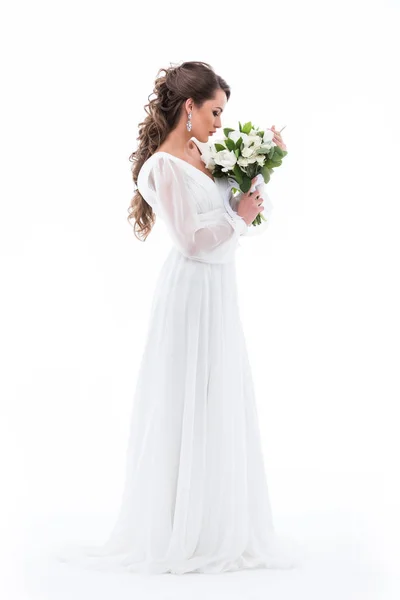 Όμορφη Νύφη Θέτοντας Λευκό Φόρεμα Γαμήλια Ανθοδέσμη Απομονώνονται Λευκό — Φωτογραφία Αρχείου