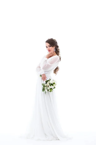 Κομψό Νύφη Θέτοντας Λευκό Φόρεμα Γαμήλια Ανθοδέσμη Απομονώνονται Λευκό — Φωτογραφία Αρχείου