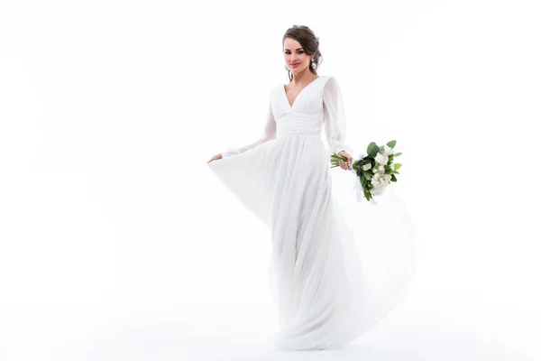 魅力的な花嫁の結婚式のブーケは 白で隔離と白いドレスでポーズ — ストック写真