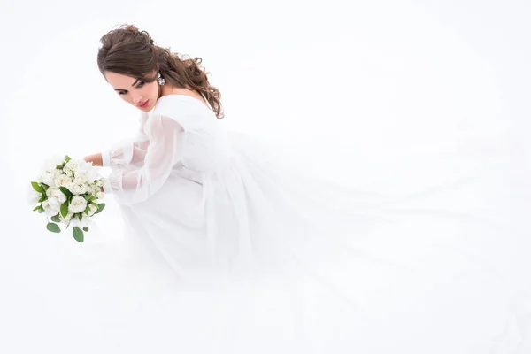 Noiva Morena Vestido Elegante Tradicional Segurando Buquê Casamento Isolado Branco — Fotografia de Stock