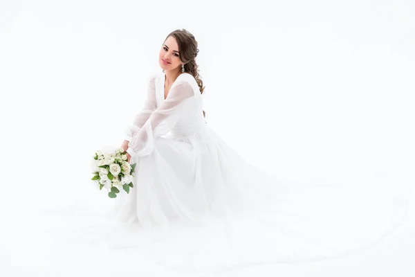 Noiva Sorridente Vestido Elegante Segurando Buquê Casamento Isolado Branco — Fotografia de Stock