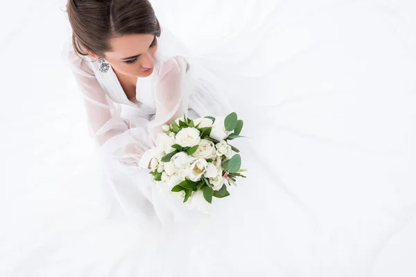 Vista Aérea Noiva Jovem Vestido Segurando Buquê Casamento Isolado Branco — Fotografia de Stock