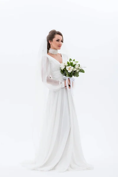 有魅力的年轻新娘在传统礼服举行婚礼花束 被隔绝在白色 — 图库照片