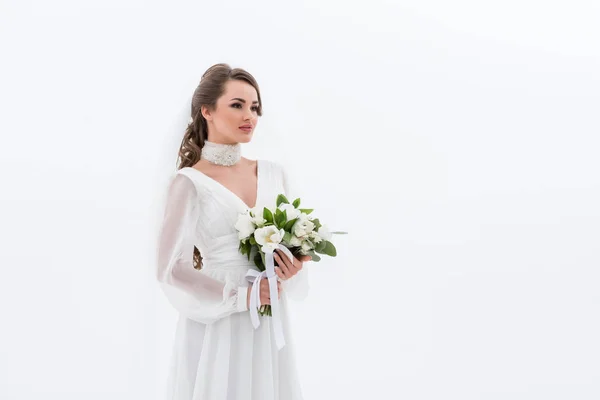 Noiva Atraente Vestido Tradicional Segurando Buquê Casamento Isolado Branco — Fotografia de Stock