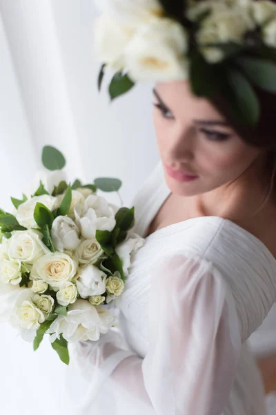 Селективный Акцент Молодой Невесты Цветочном Венке Свадебным Букетом — стоковое фото