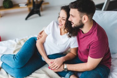 Adam kız arkadaşı sarılma yan görünüm 