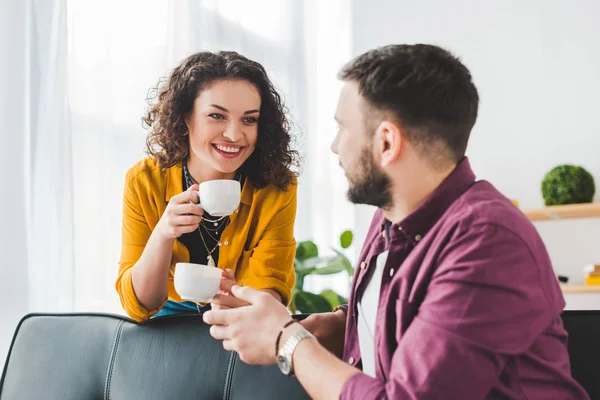 Mulher Segurando Xícaras Café Enquanto Conversa Com Namorado — Fotografia de Stock