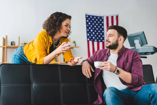 Casal Segurando Xícaras Café Sentado Sofá Couro — Fotografia de Stock