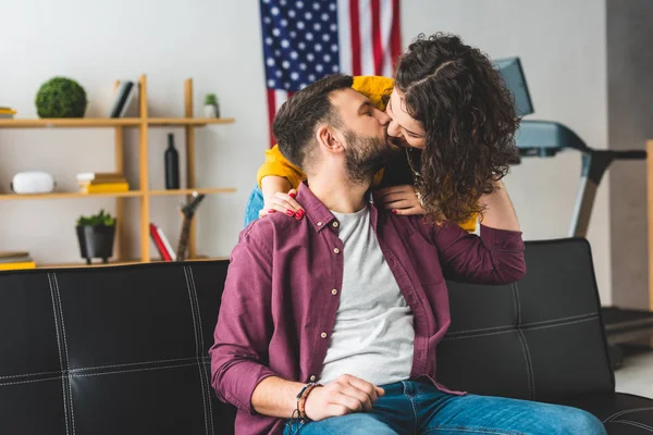 Homem Beijando Namorada Enquanto Sentado Sofá Couro — Fotografia de Stock Grátis