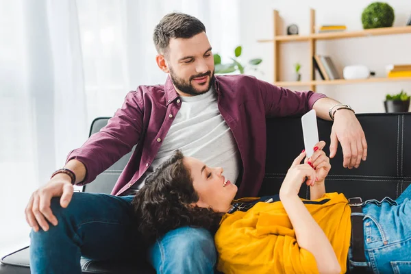 Mosolygó Feküdt Térde Barátjával Használ Smartphone — Stock Fotó