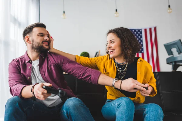 Jovem Casal Divertindo Com Joysticks Nas Mãos — Fotografia de Stock