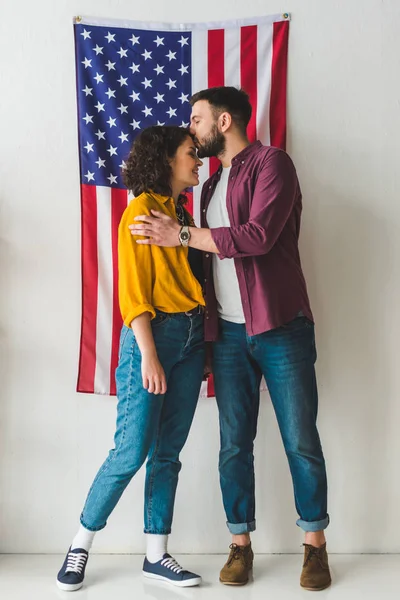 Man Kissing Girlfriend Forehead Front Wall American Flag — Stock Photo, Image