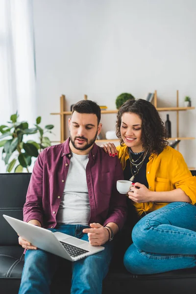 Man Showing Screen Laptop His Smiling Girlfriend — Free Stock Photo