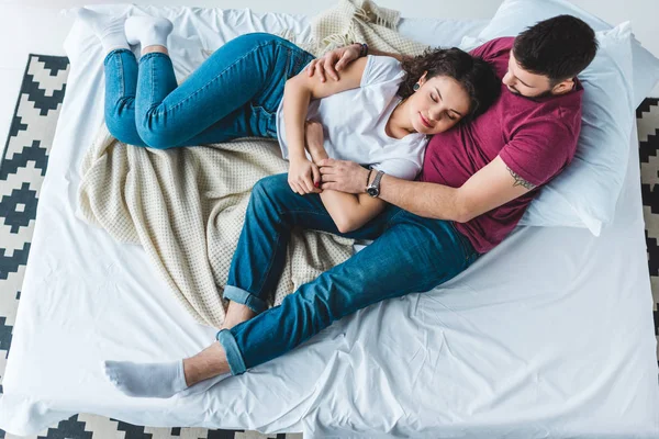 Sudut Tinggi Melihat Pasangan Muda Berbaring Tempat Tidur — Foto Stok Gratis