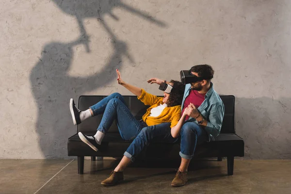 Assustador Sombra Segurando Cadeira Casal Assustado Fone Ouvido Realidade Virtual — Fotos gratuitas