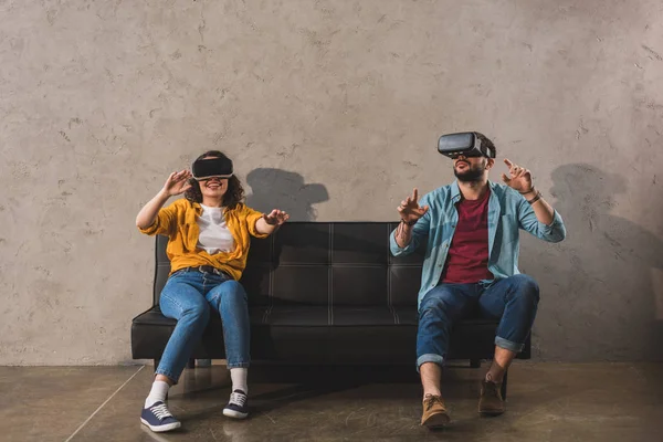 Pareja Divirtiéndose Usando Auriculares Realidad Virtual Sofá — Foto de Stock