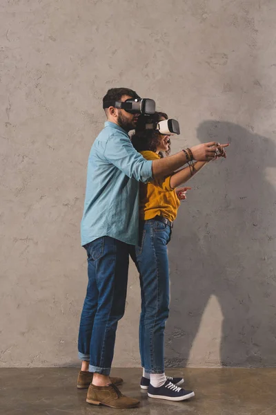 Pareja Pie Usando Auriculares Realidad Virtual — Foto de Stock