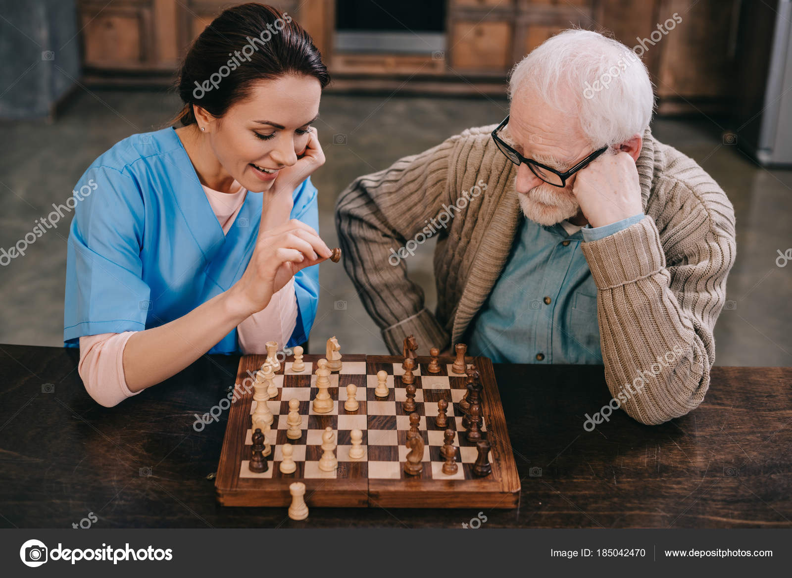 esperto homem jogando xadrez sozinho. esperto homem jogando xadrez