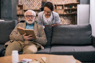 Komuta sizde ve kadın doktor okuma kitabı