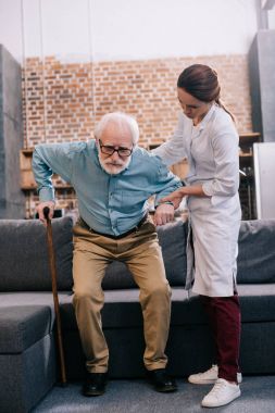 Doktor erkek hasta kamışı ile yardım