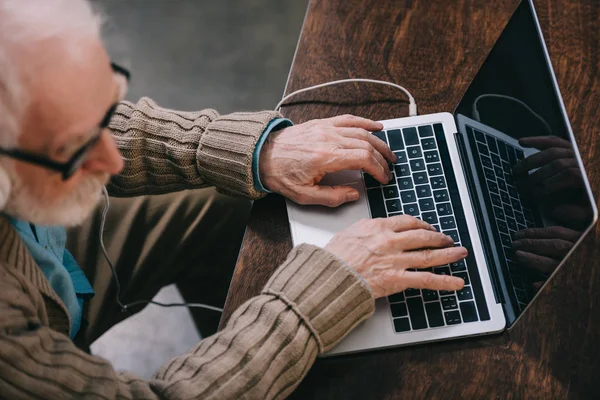 Vista Perto Homem Mais Velho Usando Laptop — Fotografia de Stock