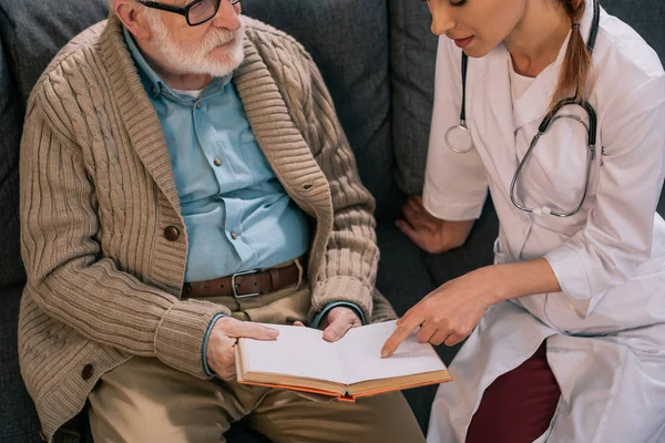 Homem Velho Paciente Médico Discutindo Enredo Livro — Fotografia de Stock