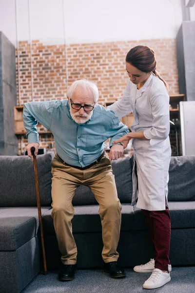 Médico Asistiendo Paciente Masculino Con Bastón — Foto de Stock