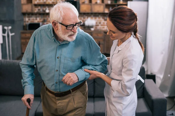 Doctor Sosteniendo Mano Hombre Mayor Con Bastón — Foto de Stock