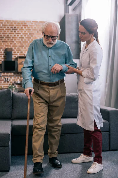 Ärztin Steht Mit Blindenstock Neben Senioren — Stockfoto