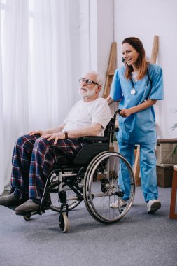 İterek tekerlekli sandalye ile üst düzey hasta hemşire