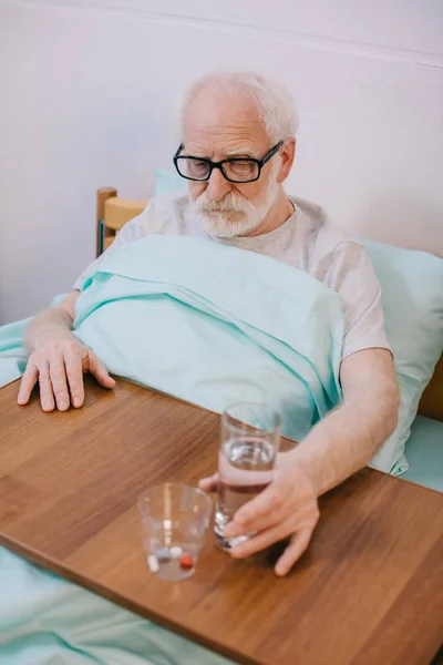 Oude Man Klinische Bed Nemen Medicijnen — Stockfoto