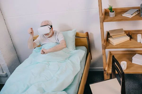 Old Man Using Virtual Reality Headset Clinical Bed — Stock Photo, Image